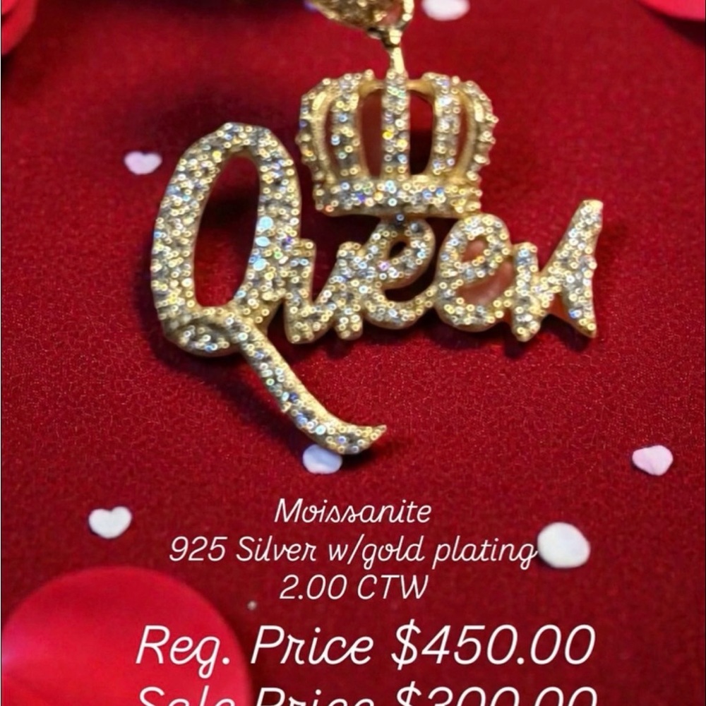 Queen Crown Necklace in Gold